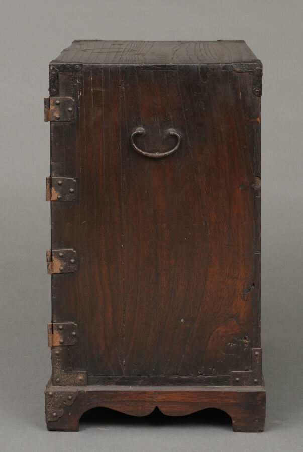 JAPON- XIXème siècle - Petit coffre à documents en bois à deux portes battantes…