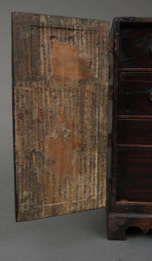 JAPON- XIXème siècle - Petit coffre à documents en bois à deux portes battantes…