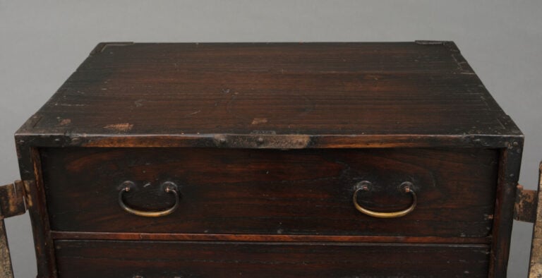 JAPON- XIXème siècle - Petit coffre à documents en bois à deux portes battantes…