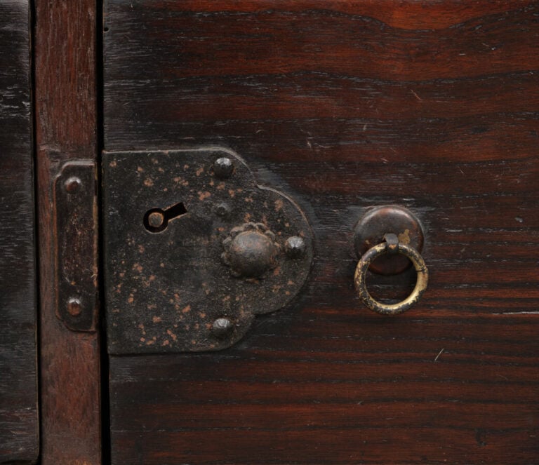 JAPON- XIXème siècle - Petit coffre à documents en bois à deux portes battantes…