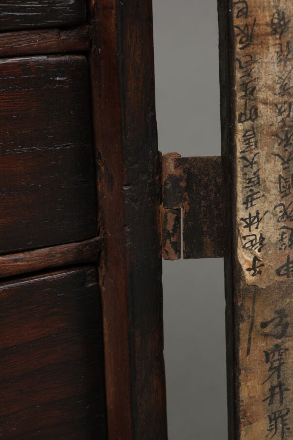 JAPON- XIXème siècle - Petit coffre à documents en bois à deux portes battantes…