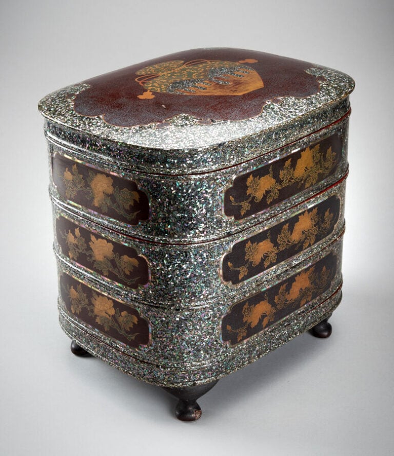 JAPON - XIXème-XXème siècle - Grande boîte à bento (jubako) quadripode à quatre…