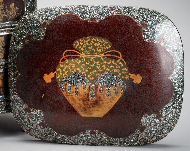 JAPON - XIXème-XXème siècle - Grande boîte à bento (jubako) quadripode à quatre…
