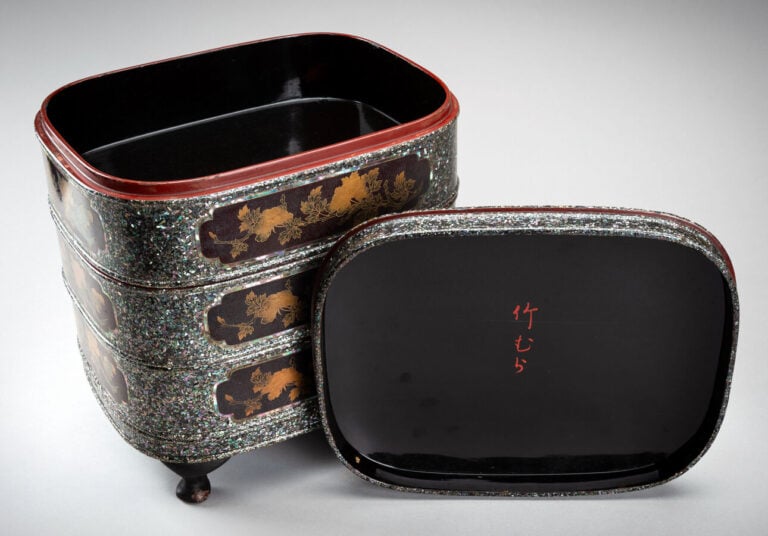 JAPON - XIXème-XXème siècle - Grande boîte à bento (jubako) quadripode à quatre…