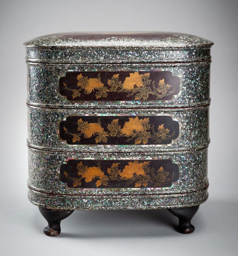 JAPON - XIXème-XXème siècle - Grande boîte à bento (jubako) quadripode à quatre…