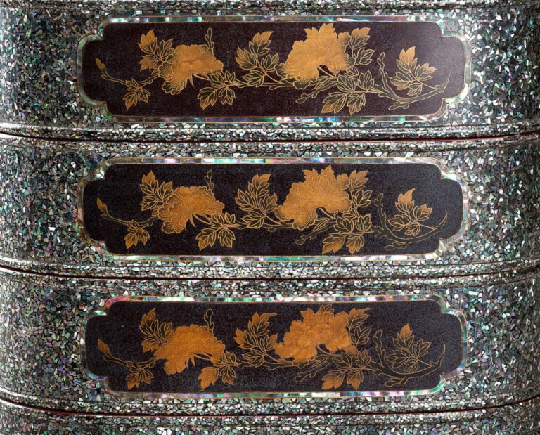 JAPON - XIXème-XXème siècle - Grande boîte à bento (jubako) quadripode à quatre…