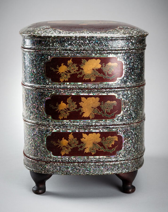 JAPON - XIXème-XXème siècle - Grande boîte à bento (jubako) quadripode à quatre…