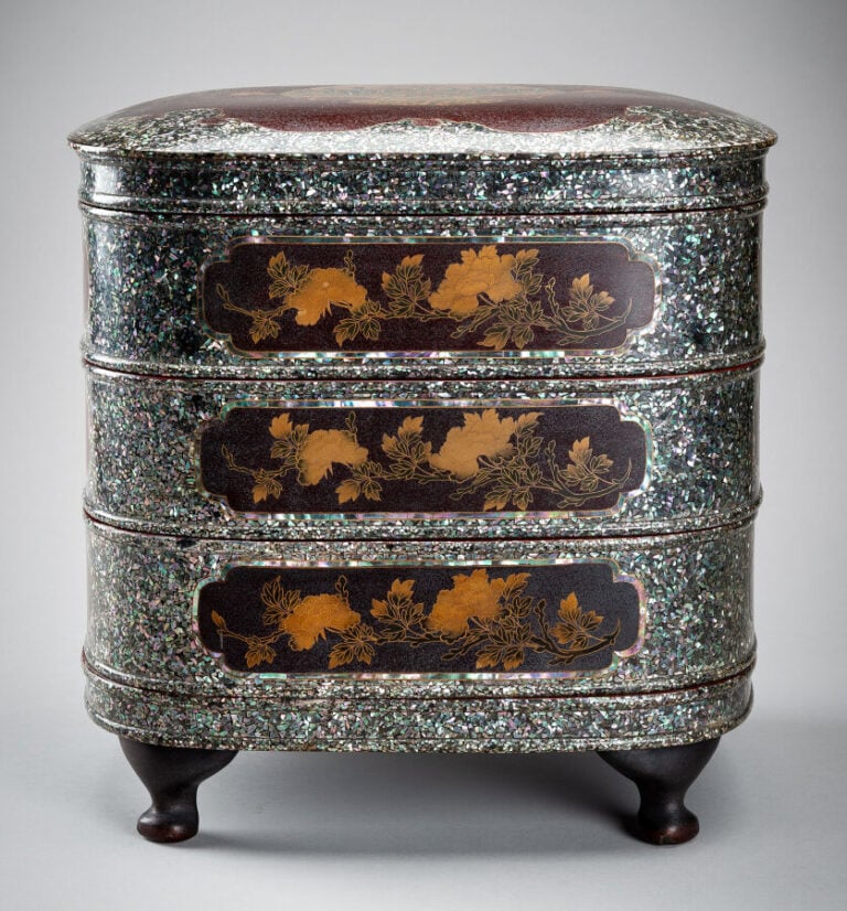 JAPON - XIXème-XXème siècle - Grande boîte à bento (jubako) quadripode à quatre…