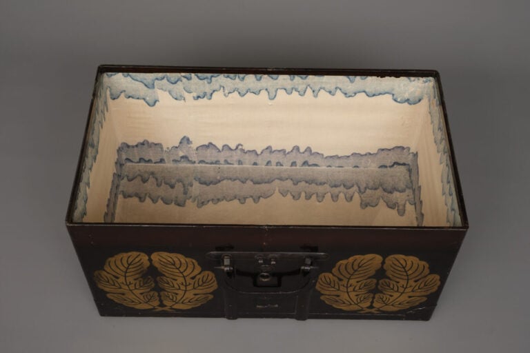 JAPON - XIX/XXème siècle - Grande malle de voyage en bois laqué noir, recouvert…