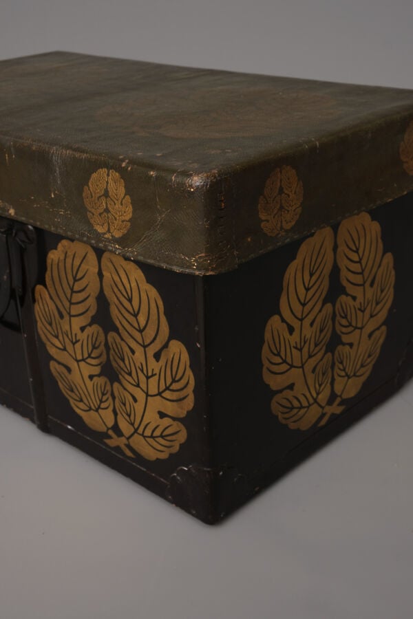 JAPON - XIX/XXème siècle - Grande malle de voyage en bois laqué noir, recouvert…