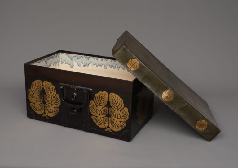 JAPON - XIX/XXème siècle - Grande malle de voyage en bois laqué noir, recouvert…