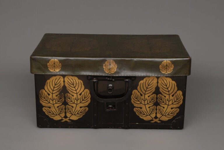 JAPON - XIX/XXème siècle - Grande malle de voyage en bois laqué noir, recouvert…