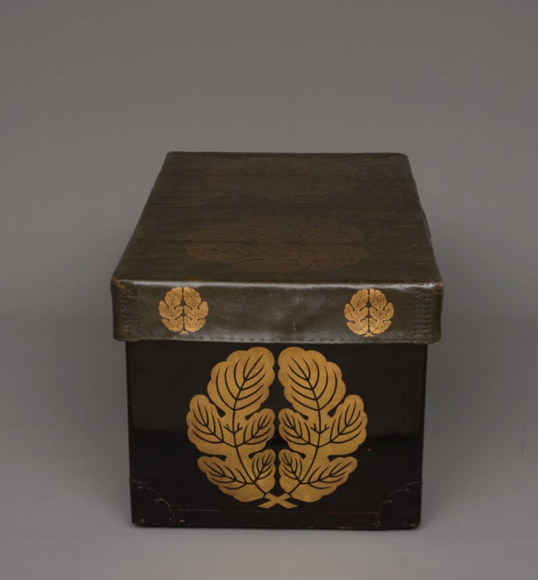 JAPON - XIX/XXème siècle - Grande malle de voyage en bois laqué noir, recouvert…
