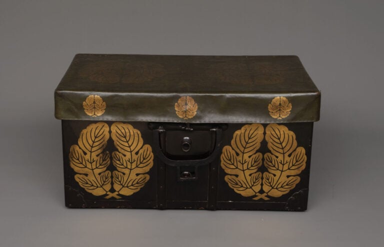 JAPON - XIX/XXème siècle - Grande malle de voyage en bois laqué noir, recouvert…
