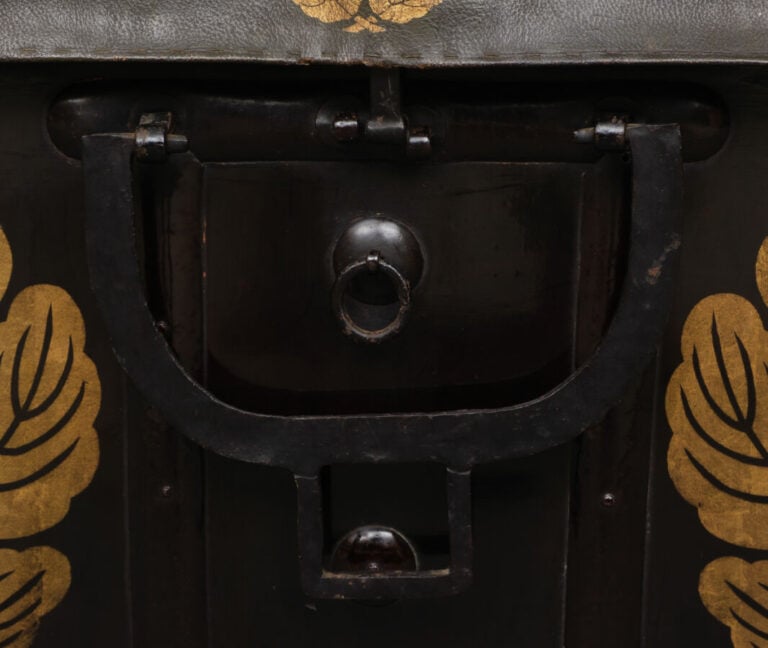 JAPON - XIX/XXème siècle - Grande malle de voyage en bois laqué noir, recouvert…