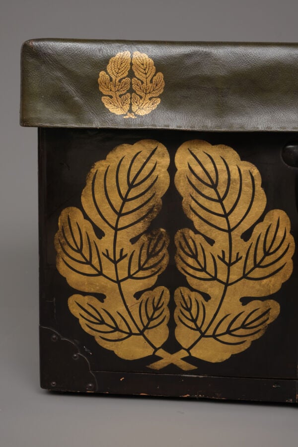 JAPON - XIX/XXème siècle - Grande malle de voyage en bois laqué noir, recouvert…
