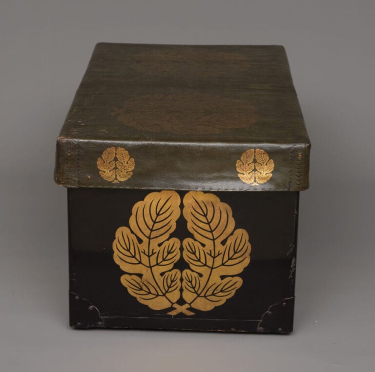 JAPON - XIX/XXème siècle - Grande malle de voyage en bois laqué noir, recouvert…