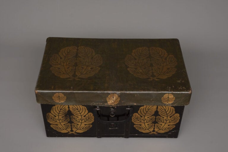 JAPON - XIX/XXème siècle - Grande malle de voyage en bois laqué noir, recouvert…