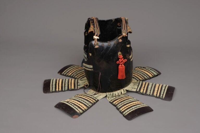 JAPON - XVIIIème - XIXème siècle - Belle armure de l'époque Edo, laquée noire :…