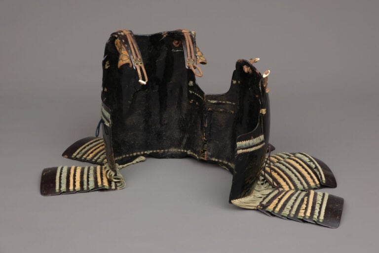 JAPON - XVIIIème - XIXème siècle - Belle armure de l'époque Edo, laquée noire :…