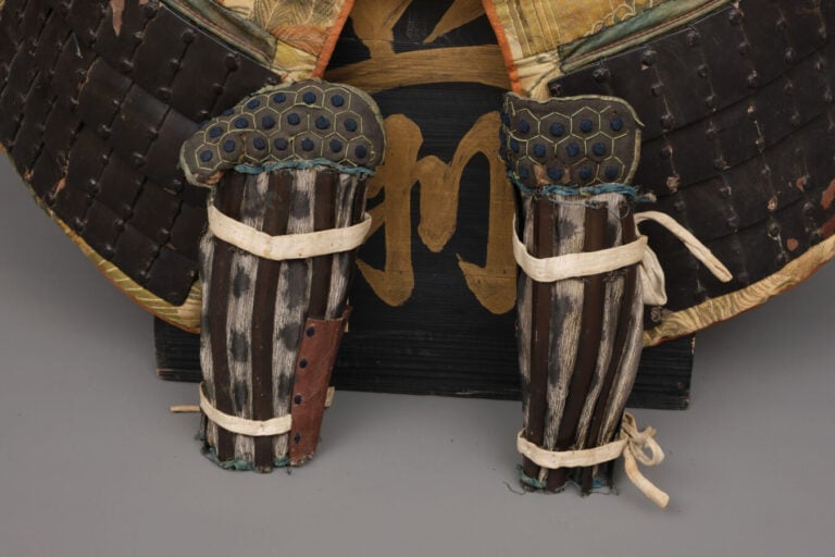 JAPON - XVIIIème - XIXème siècle - Belle armure de l'époque Edo, laquée noire :…