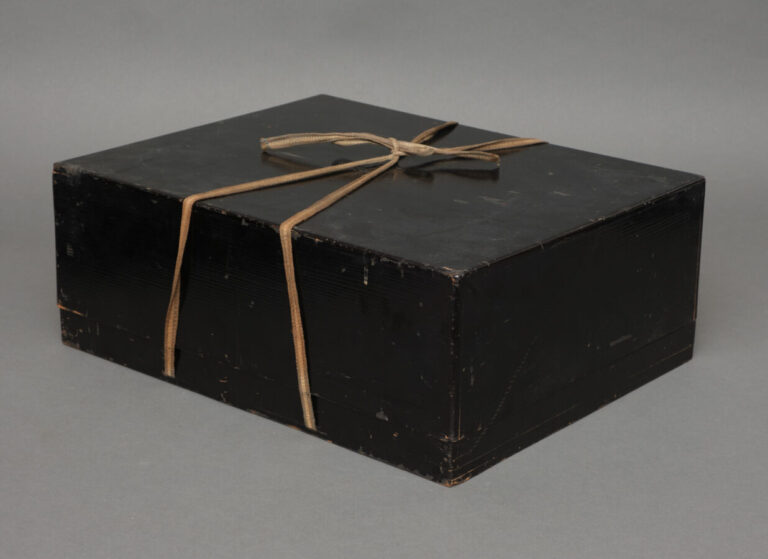 JAPON - XXème - Boîte à documents rectangulaire en bois laqué polychrome (ryôsh…
