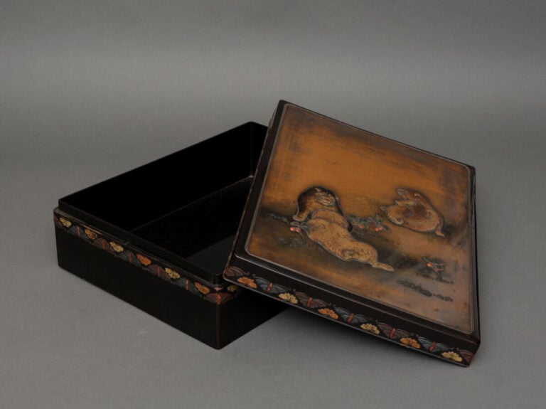 JAPON - XXème - Boîte à documents rectangulaire en bois laqué polychrome (ryôsh…