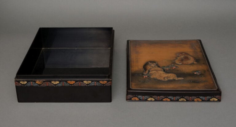 JAPON - XXème - Boîte à documents rectangulaire en bois laqué polychrome (ryôsh…