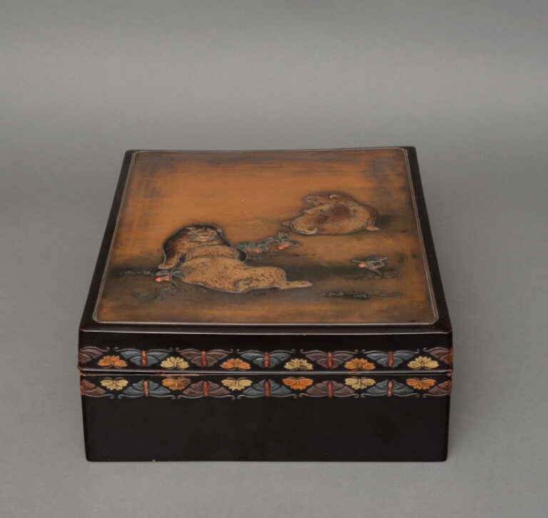 JAPON - XXème - Boîte à documents rectangulaire en bois laqué polychrome (ryôsh…