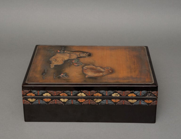 JAPON - XXème - Boîte à documents rectangulaire en bois laqué polychrome (ryôsh…