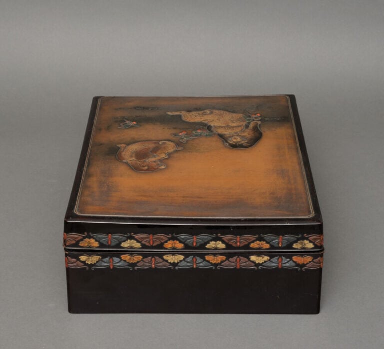 JAPON - XXème - Boîte à documents rectangulaire en bois laqué polychrome (ryôsh…
