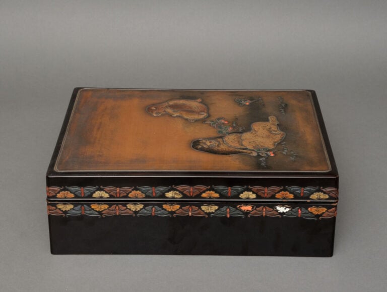 JAPON - XXème - Boîte à documents rectangulaire en bois laqué polychrome (ryôsh…