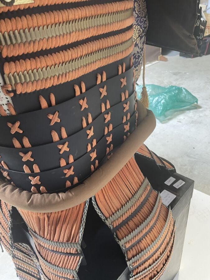 JAPON- XXème siècle - Armure de guerrier Japonais O'Yoroi en fer laqué noir à t…