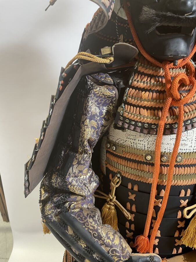 JAPON- XXème siècle - Armure de guerrier Japonais O'Yoroi en fer laqué noir à t…