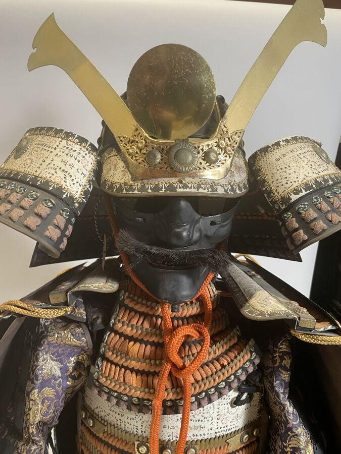 JAPON- XXème siècle - Armure de guerrier Japonais O'Yoroi en fer laqué noir à t…