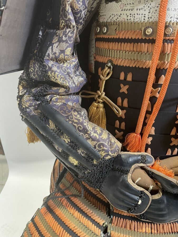 JAPON- XXème siècle - Armure de guerrier Japonais O'Yoroi en fer laqué noir à t…