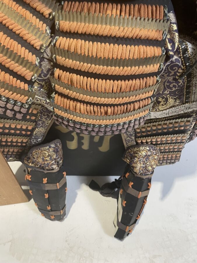 JAPON- XXème siècle - Armure de guerrier Japonais O'Yoroi en fer laqué noir à t…