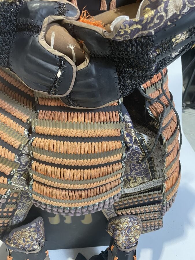 JAPON- XXème siècle - Armure de guerrier Japonais O'Yoroi en fer laqué noir à t…