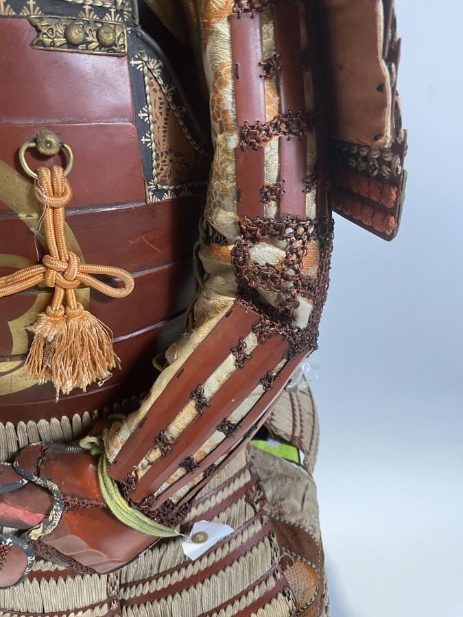 JAPON- XXème siècle - Armure de guerrier Japonais O'Yoroi en fer laqué rouge, à…