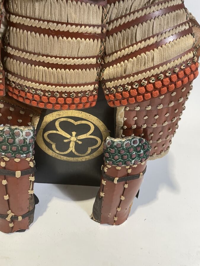 JAPON- XXème siècle - Armure de guerrier Japonais O'Yoroi en fer laqué rouge, à…