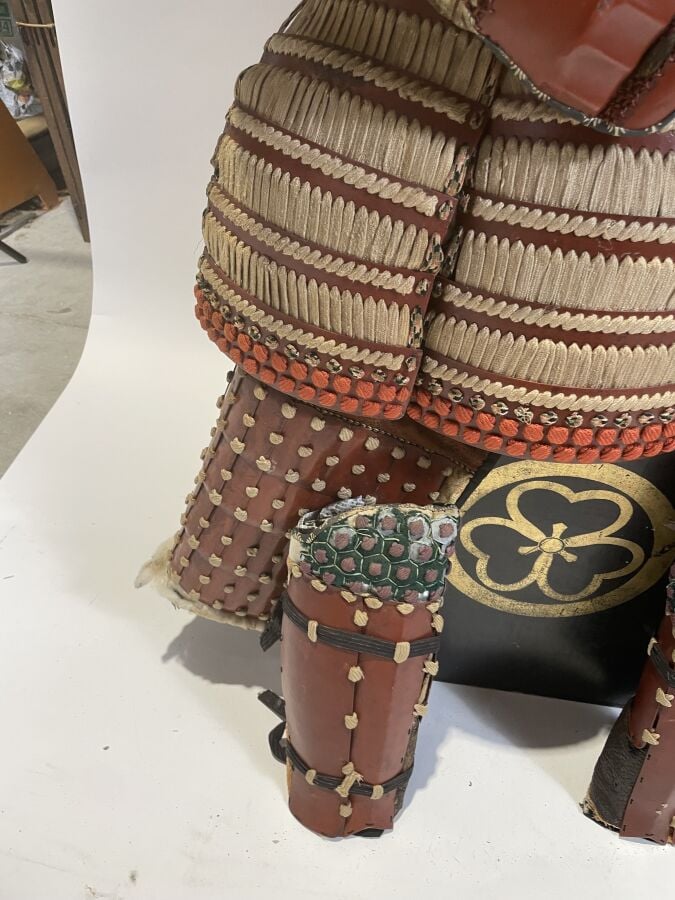 JAPON- XXème siècle - Armure de guerrier Japonais O'Yoroi en fer laqué rouge, à…