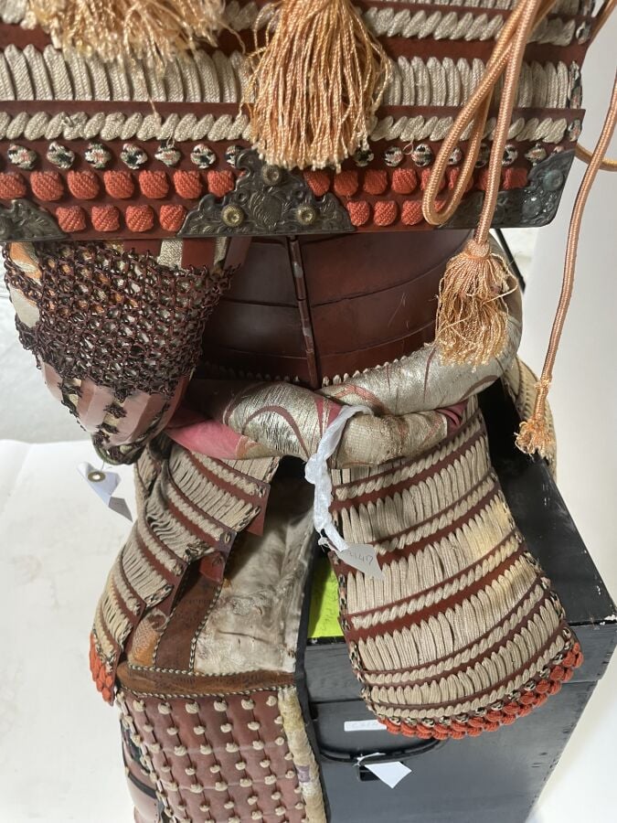 JAPON- XXème siècle - Armure de guerrier Japonais O'Yoroi en fer laqué rouge, à…