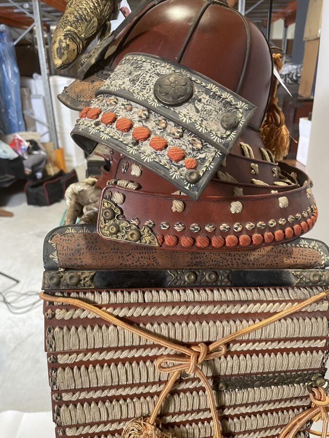 JAPON- XXème siècle - Armure de guerrier Japonais O'Yoroi en fer laqué rouge, à…
