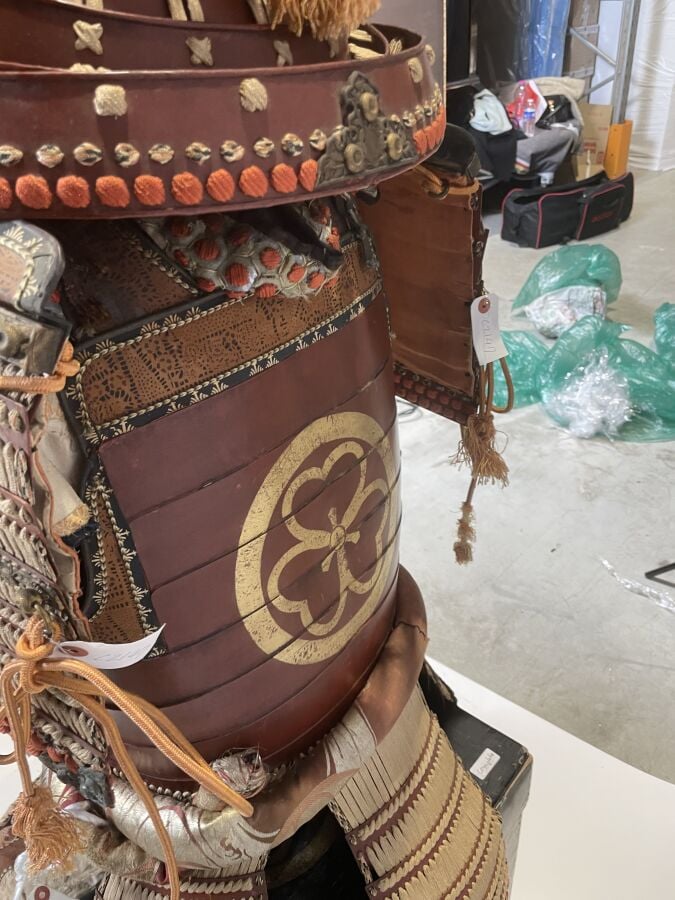 JAPON- XXème siècle - Armure de guerrier Japonais O'Yoroi en fer laqué rouge, à…