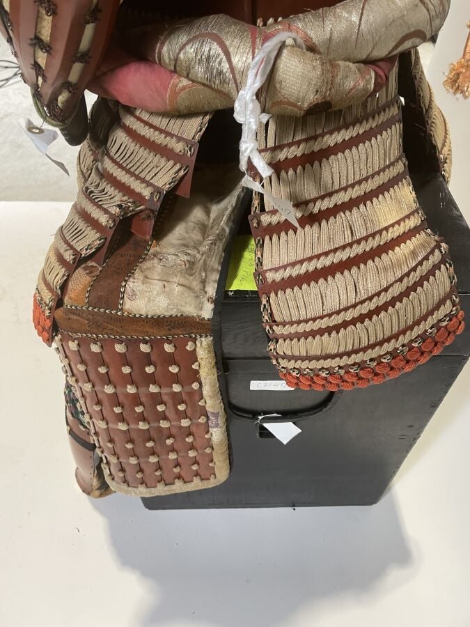 JAPON- XXème siècle - Armure de guerrier Japonais O'Yoroi en fer laqué rouge, à…