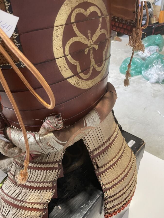 JAPON- XXème siècle - Armure de guerrier Japonais O'Yoroi en fer laqué rouge, à…