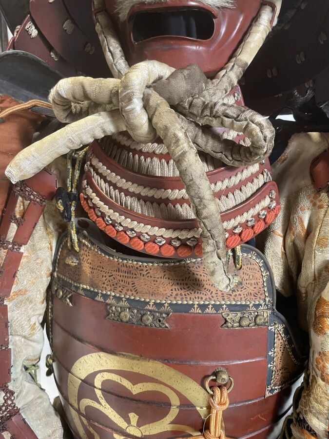 JAPON- XXème siècle - Armure de guerrier Japonais O'Yoroi en fer laqué rouge, à…