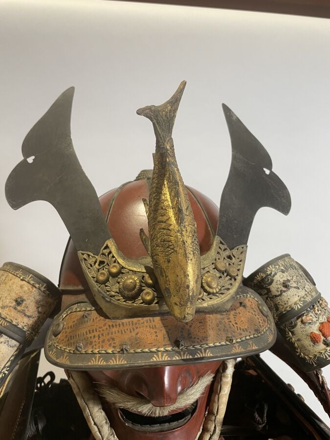 JAPON- XXème siècle - Armure de guerrier Japonais O'Yoroi en fer laqué rouge, à…