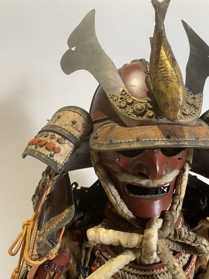 JAPON- XXème siècle - Armure de guerrier Japonais O'Yoroi en fer laqué rouge, à…