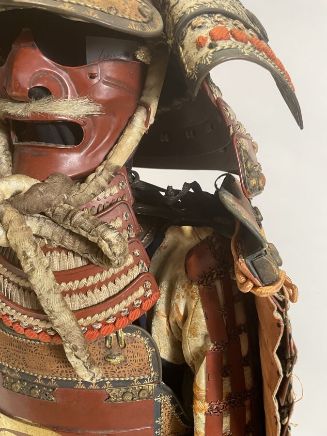 JAPON- XXème siècle - Armure de guerrier Japonais O'Yoroi en fer laqué rouge, à…